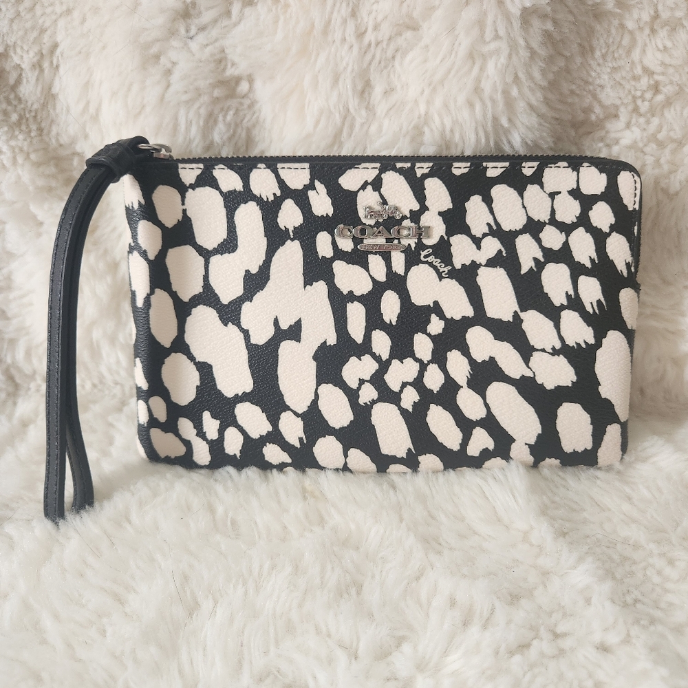 COACH Large Corner Zip Wristlet Spotted Animal Print CC931 EUC